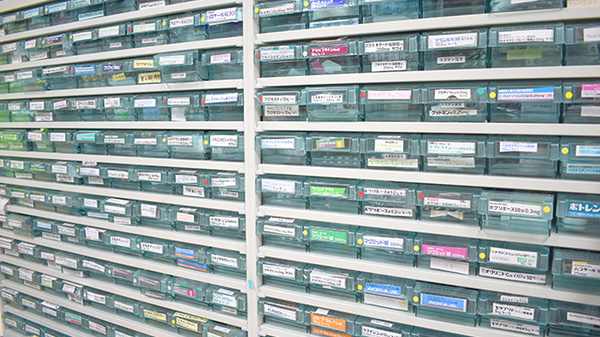 スガヌマ薬局の薬棚