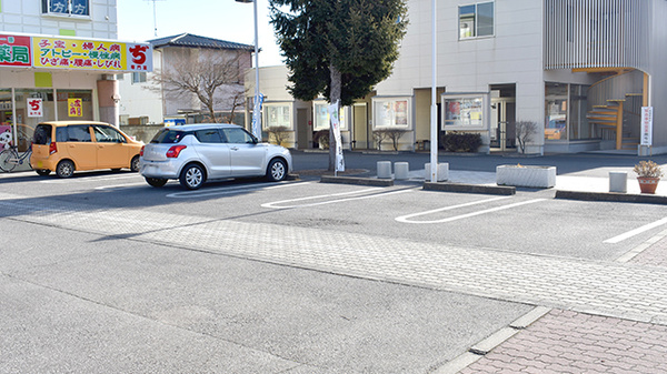 スガヌマ薬局の駐車場