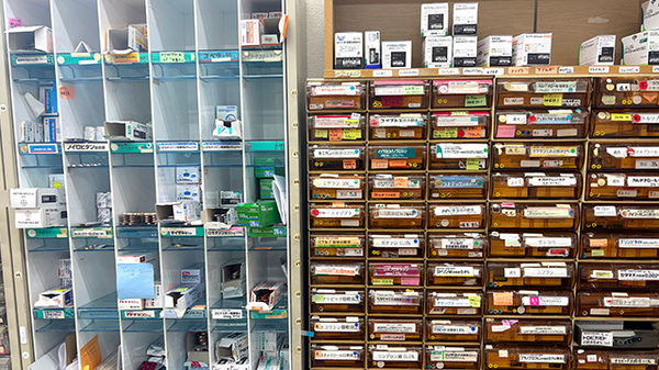 スズラン調剤薬局学園店の薬棚
