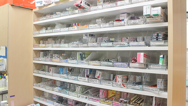 スミレ薬局の薬棚