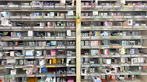 たけの調剤薬局の薬棚