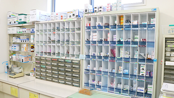 みずきの薬局の薬棚