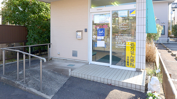 メイプル薬局の入口
