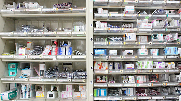 有限会社　絹の里薬局の薬棚