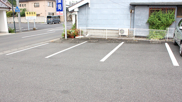 有限会社　絹の里薬局の駐車場