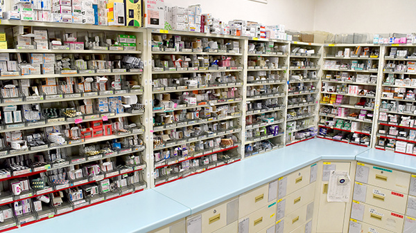 高崎薬局の薬棚