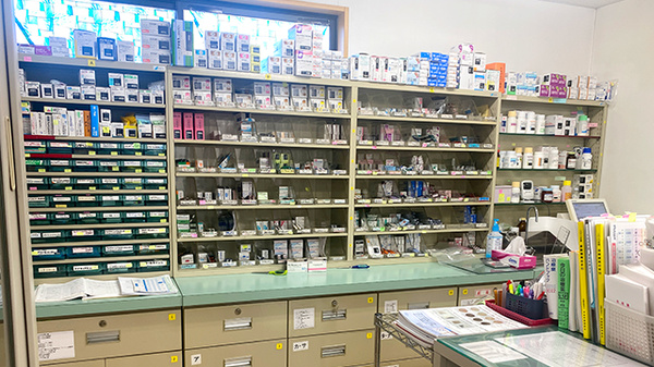 高野台パーク薬局の薬棚
