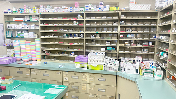 東前薬局の薬棚