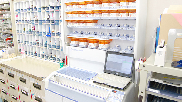 南山堂薬局　阿見町店の薬棚