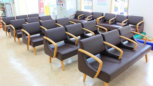 薬局くすりの福太郎　筑波学園店の待合スペース