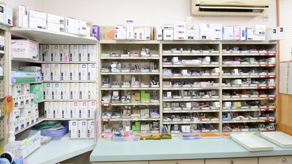 有限会社あしだ薬局上村店の薬棚