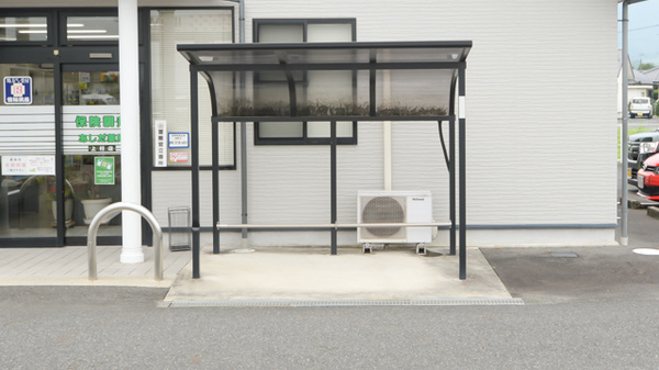 有限会社あしだ薬局上村店の駐輪場