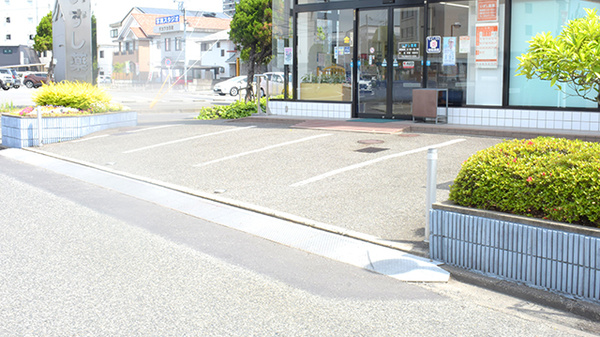 いずし薬局の駐車場