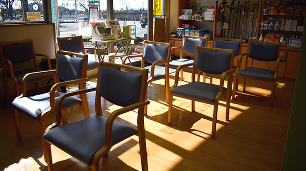かくだ薬局運動公園店の待合スペース