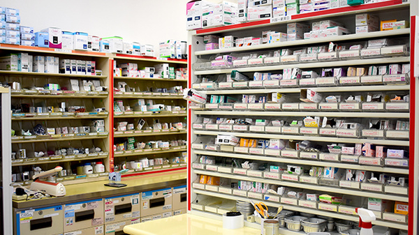 かくだ薬局運動公園店の薬棚