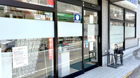 さくら薬局新見店の入口