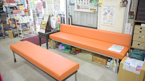 シライシ薬局の待合スペース