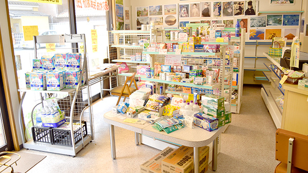 井上薬局本店の内観
