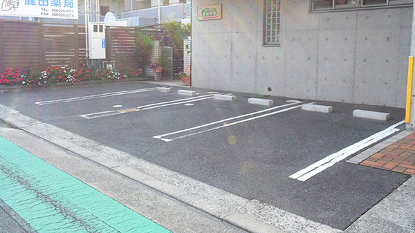 鹿田薬局の駐車場