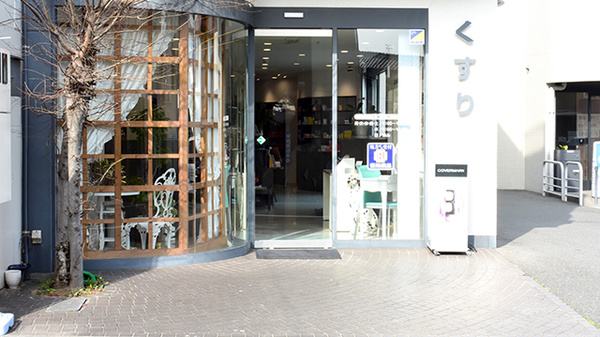 田辺薬局本店の入口