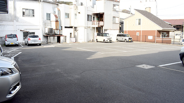 田辺薬局本店の駐車場