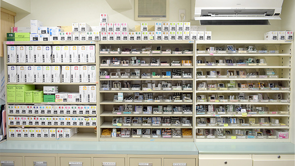 藤原薬局の薬棚