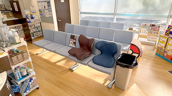 日本調剤　井笠薬局の待合スペース