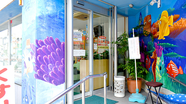 ハーモニー薬局寄宮店の入口