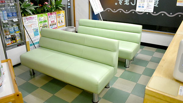 ハーモニー薬局寄宮店の待合スペース