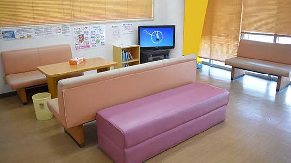 ハーモニー薬局諸見里店の待合スペース
