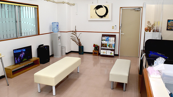 ふくぎ薬局の待合スペース