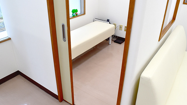 ふくぎ薬局の感染予防待合スペース