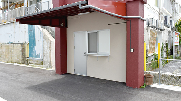 屋嘉比薬局のドライブスルー