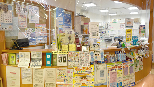 屋嘉比薬局の受付/カウンター