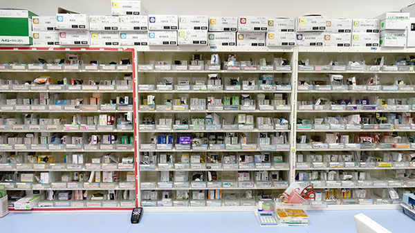 屋嘉比薬局の薬棚