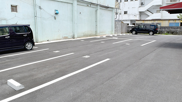 屋嘉比薬局の駐車場