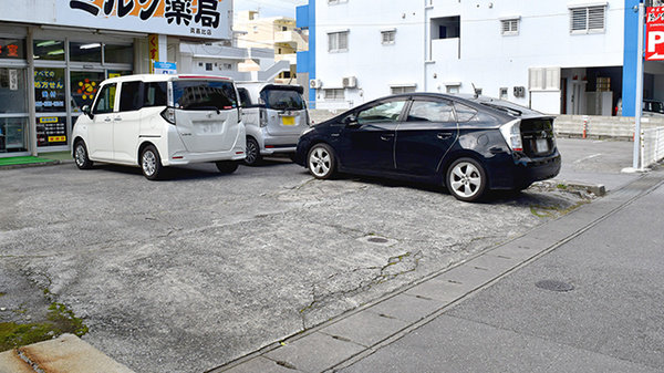 ミルク薬局　真嘉比店の駐車場