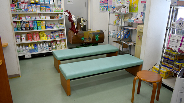 合同会社神山薬局名護の待合スペース