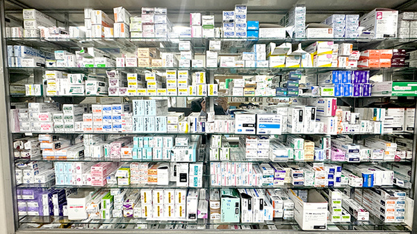 島里薬局の薬棚