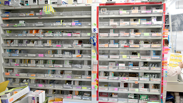 名護中央薬局大中店の薬棚