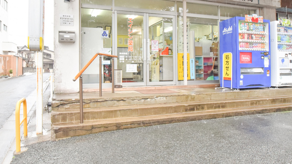 エイシン薬局の入口