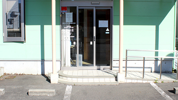 有限会社エメラルド薬局緑が丘店の入口