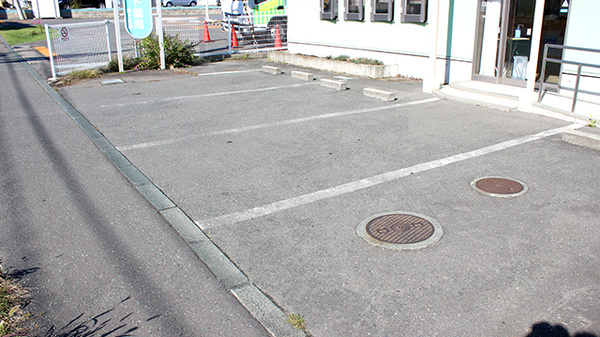 有限会社エメラルド薬局緑が丘店の駐車場