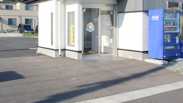 コスモ薬局高田店の入口