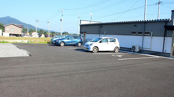 コスモ薬局高田店の駐車場