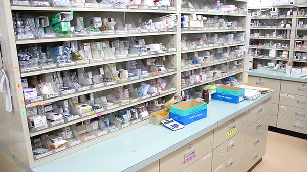 コスモ薬局中央店の薬棚