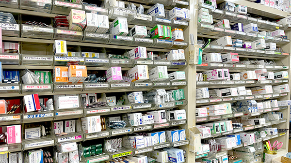 ひので薬局の薬棚