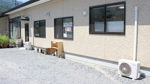 善進堂薬局のドライブスルー