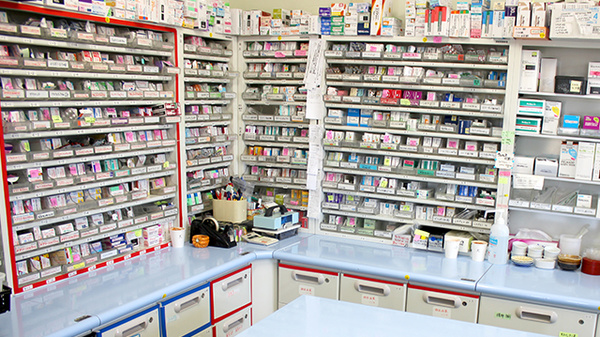 善進堂薬局の薬棚