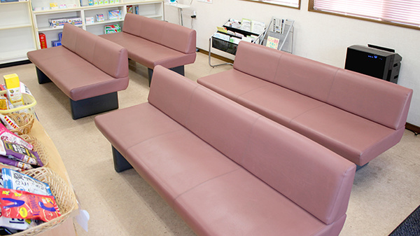 萩の森調剤薬局の待合スペース